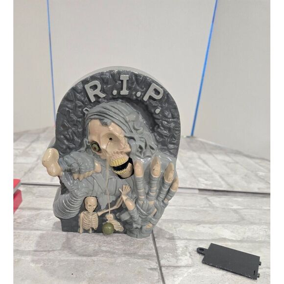 Halloween RIP‎ Tombstone Graveyard Headstone Eye Popping Laughing - Picture 3 of 9